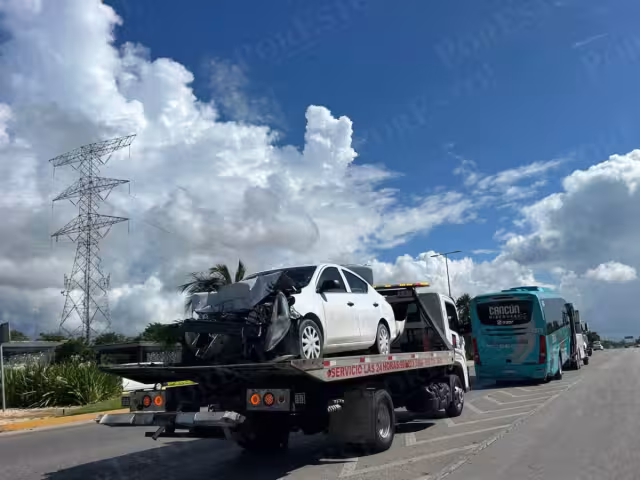 el conductor del automóvil compacto resultó lesionado y tuvo que ser atendido por paramédicos