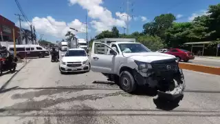 Conductor no respeta semáforo en rojo y provoca accidente en Ciudad del Carmen