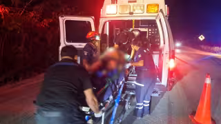 El motociclista fue trasladado de urgencia al hospital IMSS-Bienestar; sin embargo, minutos después se confirmó su fallecimiento