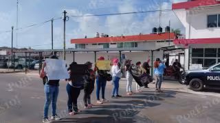 Familiares de reclusos bloquean carretera frente al Cereso de Chetumal por presuntos abusos