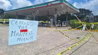 Conductores de vehículos llegan y al ver cerrado el lugar se trasladan otra estación de gasolina