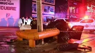 Dos de los tripulantes quedaron atrapados en el interior sin signos vitales, mientras que los otros dos resultaron con lesiones de gravedad