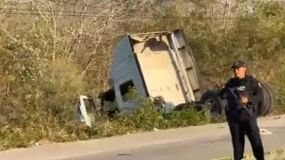 Fallecen dos personas que viajaban en la parte posterior de una camioneta embestida por un tráiler