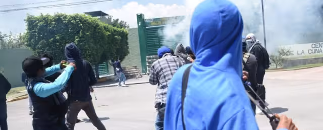 Normalistas de Ayotzinapa lanzaron petardos e incendiaron auto frente a instalaciones militares en Iguala, Guerrero