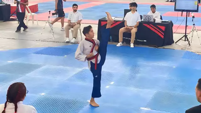 Joven se prepara para participar en el certamen internacional de taekwondo en Hong Kong