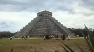 Maestros de Yucatán protestan en la zona arqueológica de Chichén Itzá