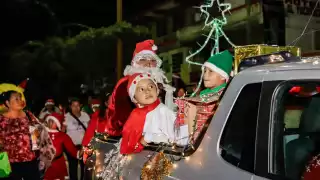 Desfile navideño y encendido del árbol reúnen a cientos en Escárcega