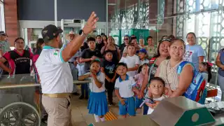  Niños de kínder de Candelaria realizan círculo de lectura en la estación del Tren Maya   