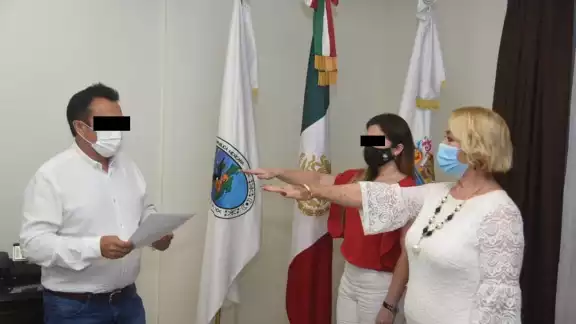 La audiencia del exalcalde de Carmen, Óscar R.G., y su exfuncionaria Penélope S.L. fue suspendida por cambio de abogados