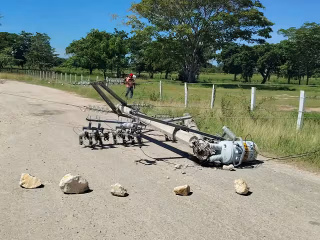 Tres comunidades rurales de Palizada, Campeche, llevan varios días sin energía eléctrica.