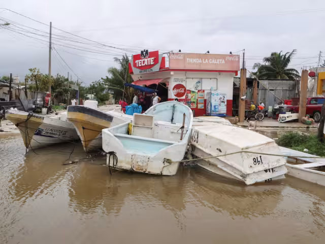 Las autoridades continúan la búsqueda de ocho pescadores desaparecidos durante el huracán Milton