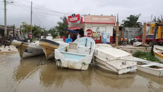 Las autoridades continúan la búsqueda de ocho pescadores desaparecidos durante el huracán Milton