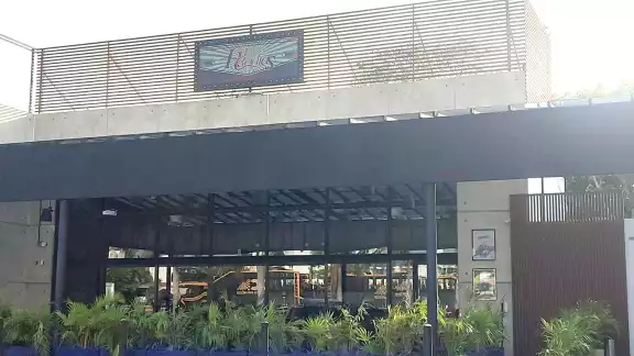 Casquillos percutidos quedaron esparcidos en el suelo luego del tiroteo al interior del restaurante Casquillos percutidos quedaron esparcidos en el suelo luego del tiroteo al interior del restaurante