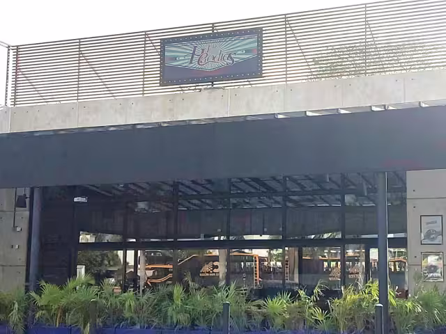 Casquillos percutidos quedaron esparcidos en el suelo luego del tiroteo al interior del restaurante