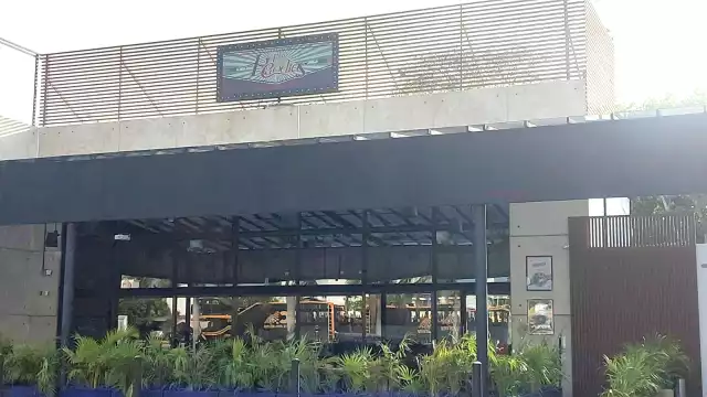 Casquillos percutidos quedaron esparcidos en el suelo luego del tiroteo al interior del restaurante