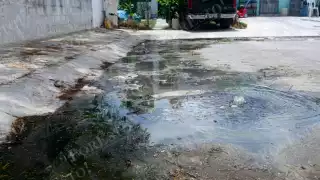 Vecinos de la SM 248 de Cancún denuncian desbordamiento de aguas negras 