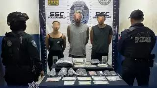 Extranjeros se atreven a huir de policías cargados con drogas y armas