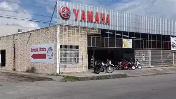 Dejar vehículos estacionados en la calle es una práctica realizada por muchos talleres mecánicos.