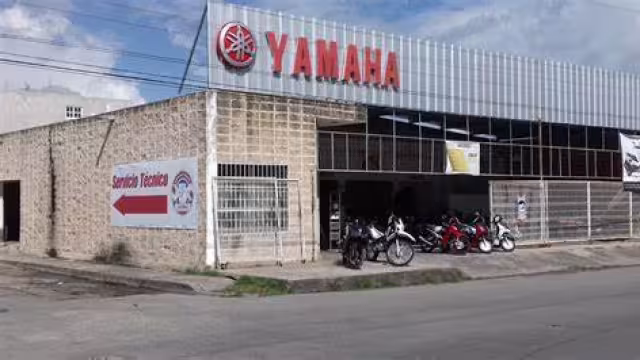 Dejar vehículos estacionados en la calle es una práctica realizada por muchos talleres mecánicos.