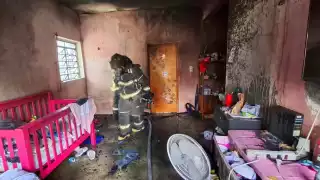 Familia casi se queda sin patrimonio: Corto circuito provoca incendio en una vivienda de la Región 231 de Cancún