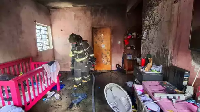 Bomberos lograron apagar el incendio evitando más daños en la casa y viviendas cercanas