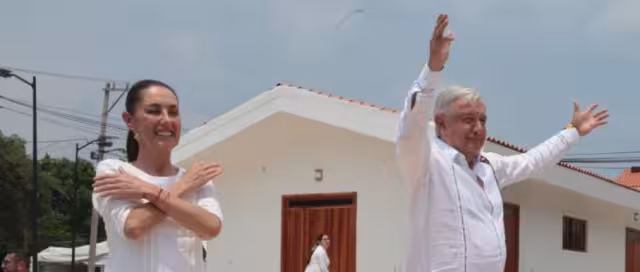 Claudia Sheinbaum y AMLO durante una gira de transición en México