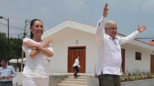 Claudia Sheinbaum y AMLO durante una gira de transición en México