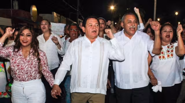 Joaquín Díaz Mena protesta de manera pacífica en Progreso