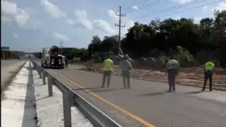 Tráiler se vuelca y bloquea vía de la carretera federal 307 de Playa del Carmen-Tulum