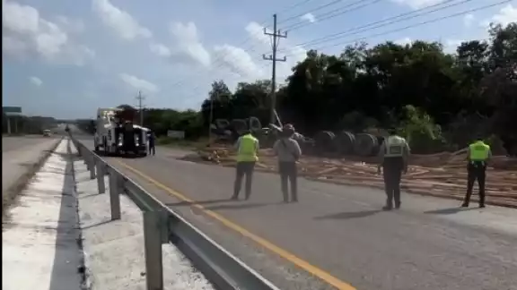 Se necesitaron varias horas para poder mover la unidad, debido a su peso Se necesitaron varias horas para poder mover la unidad, debido a su peso