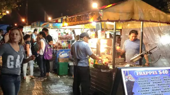 Ciudadanos denuncian el intenso ruido provocado por las plantas de luz en el parque de las Américas