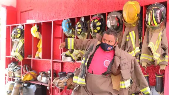 Pese al riesgo de su trabajo, los bomberos lidian con falta de recursos básicos para laborar