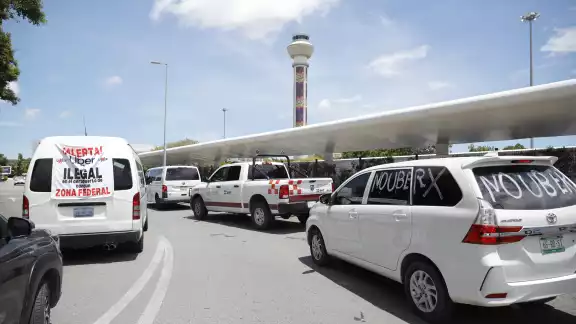 Transportistas amagan manifestarse de nuevo en el Aeropuerto Internacional de Cancún Transportistas amagan manifestarse de nuevo en el Aeropuerto Internacional de Cancún