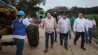 Inaugura el gobernador Joaquín Díaz Mena nuevo camino sacacosecha en el municipio de Samahil