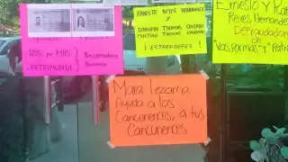 Los denunciantes hicieron una manifestación en la oficina de las empresas y pedían ayuda de las autoridades para resolver el problem