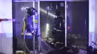 Tienda de mercancía navideña se incendia en Cancún