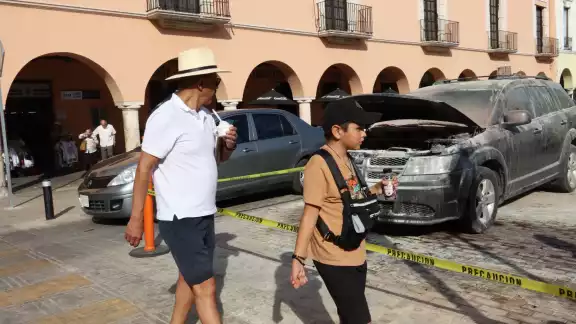 Ciudadanía y autoridad colaboraron para sofocar el incendio de una camioneta en el primer cuadro de la capital yucateca la tarde de este lunes 30 de diciembre Ciudadanía y autoridad colaboraron para sofocar el incendio de una camioneta en el primer cuadro de la capital yucateca la tarde de este lunes 30 de diciembre