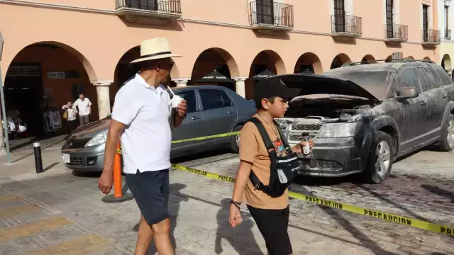 Ciudadanía y autoridad colaboraron para sofocar el incendio de una camioneta en el primer cuadro de la capital yucateca la tarde de este lunes 30 de diciembre 
