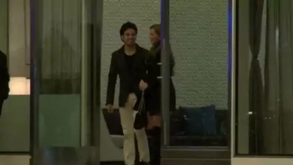 Checo y la actriz fueron visto saliendo de un restaurante Checo y la actriz fueron visto saliendo de un restaurante