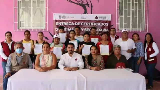 El director del IEEA, Jorge Alberto Sanmiguel Wong, entregó 12 certificados de primaria y secundaria en Sabancuy.