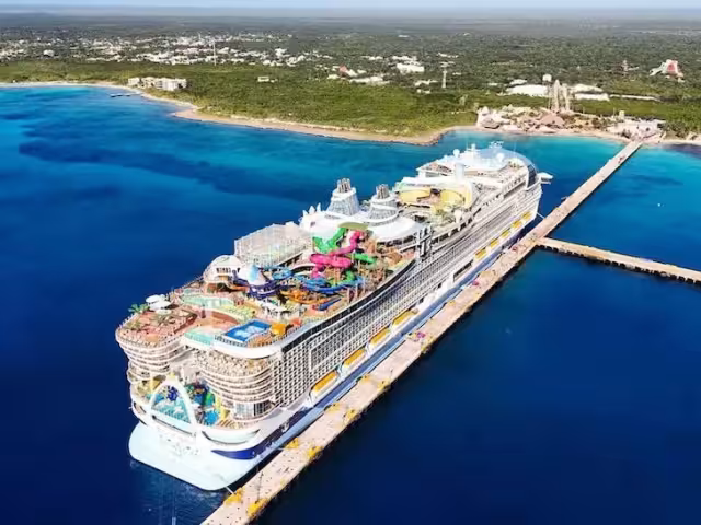 Cobro de impuestos a visitantes en Quintana Roo mediante cruceros preocupa a comerciantes.