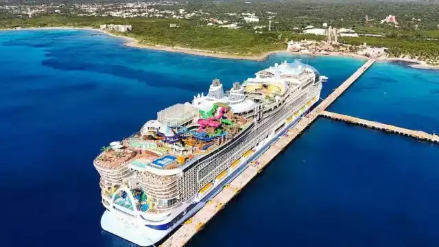 Cobro de impuestos a visitantes en Quintana Roo mediante cruceros preocupa a comerciantes.
