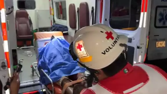 Una de las víctimas fue atendida por los paramédicos de la Cruz Roja y trasladada a un hospital. Una de las víctimas fue atendida por los paramédicos de la Cruz Roja y trasladada a un hospital.