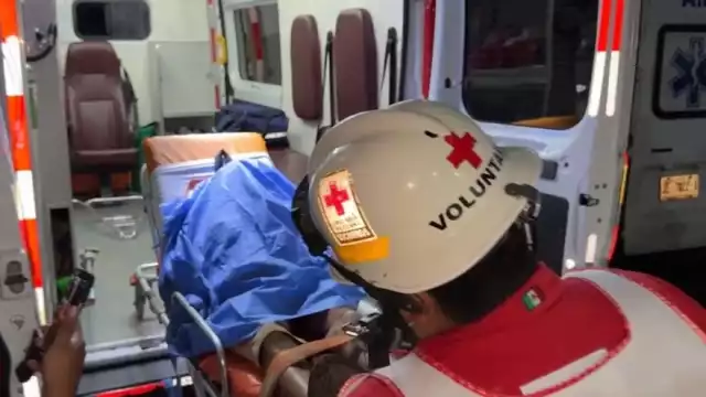 Una de las víctimas fue atendida por los paramédicos de la Cruz Roja y trasladada a un hospital.