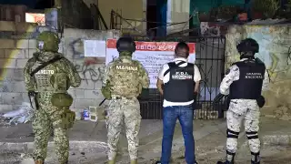 FGE de Quintana Roo detiene a dos personas y asegura drogas, tras ejecutar cinco órdenes de cateo