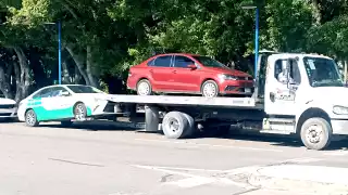 Turistas señalan a grueros por acoso y extorsión en el aeropuerto de Cancún