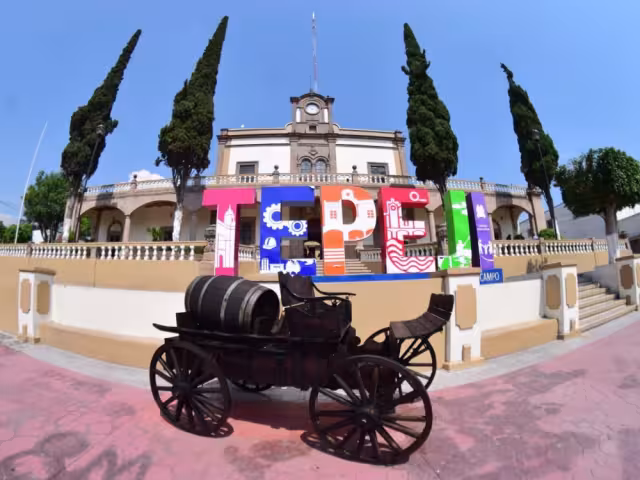 Tepeji del Río, Hidalgo trabaja para obtener un récord Guinness con sus maxiletras turísticas de 15 metros de altura, superando a las de Hollywood.