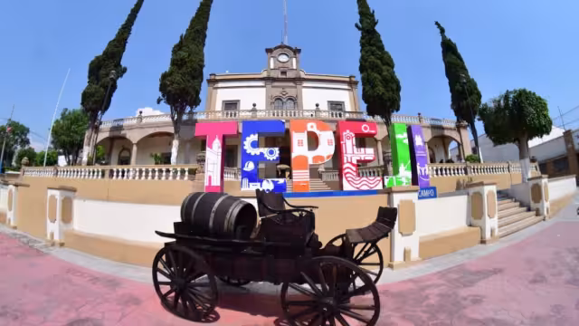 Tepeji del Río, Hidalgo trabaja para obtener un récord Guinness con sus maxiletras turísticas de 15 metros de altura, superando a las de Hollywood.