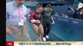 Natalia sale llorando y con ayuda de su equipo