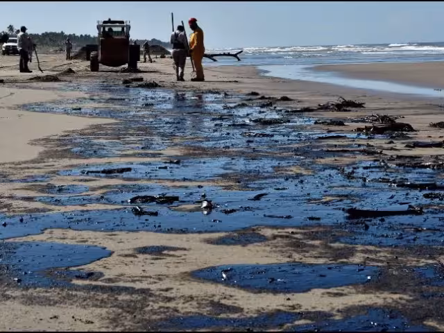 La corriente envió los grumos aceitosos a las playas de estados vecinos